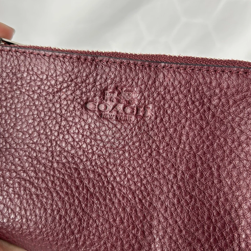 Muñequera Coach Doble Esquina Cremallera Cuero Guijarro * Borgoña Ciruela Vino Tinto F66505 Foto 2 de 4