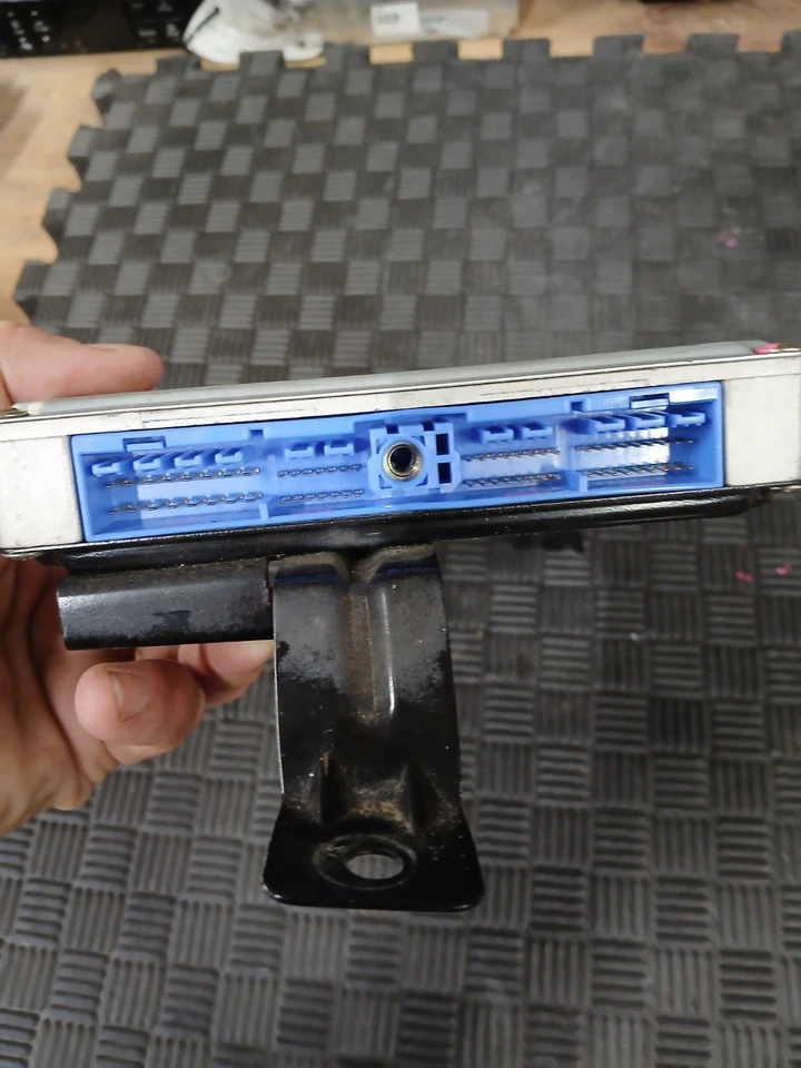 Nissan D21 1994 camioneta carrocería dura 2,4 L en ecu ecm módulo de computadora Mecm-T123 Foto 3 de 4