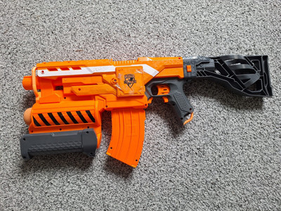 NERF N-Strike Elite Demolisher 2-in-1 Blaster mit Magazin, Darts, Rakete