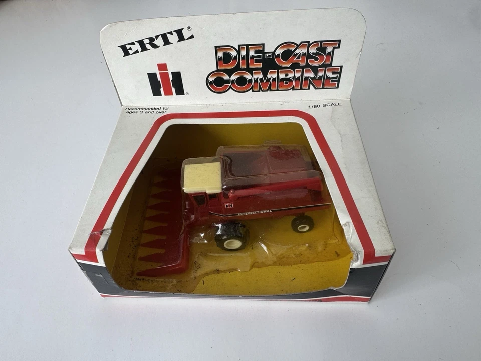 ERTL iH Die Cast Metal Combine 1/80 Scale #1520 Preowned Original Box - Image 2 of 4