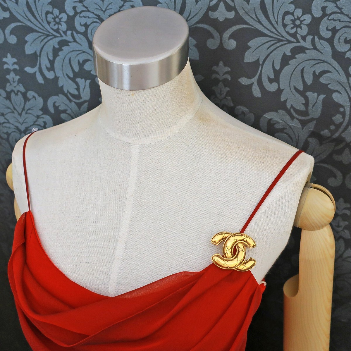 CHANEL Gold Plated CC Logos Matelasse Vintage Pin Brooch CHANEL Gold Plated CC Logos Matelasse Vintage Pin Brooch