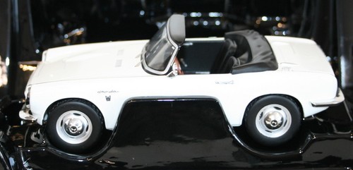 Triple 9 1/18 Scale Diecast T9-1800192 - Honda S800 - White - Picture 2 of 5