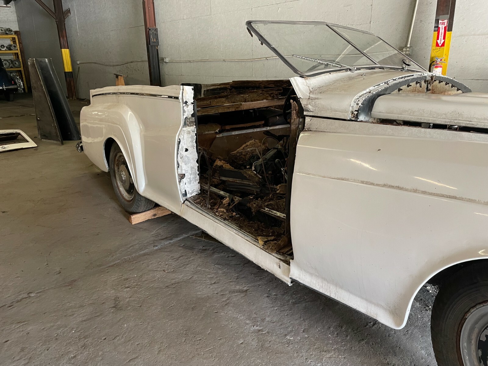ROLLS ROYCE DAWN WRAITH BENTLEY LIGHT. WORLDS LARGEST USED 1946 - 1965 INVENTORY
