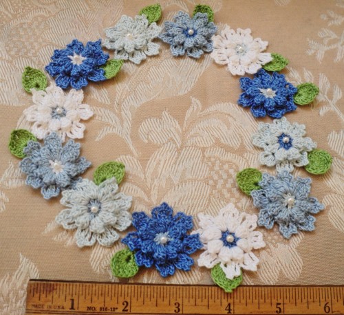 Neu gehäkelt 12 blau & weiß Applikation Blumen 1 1/2 Zoll & 12 Blätter 24 Stück - Bild 3 von 3