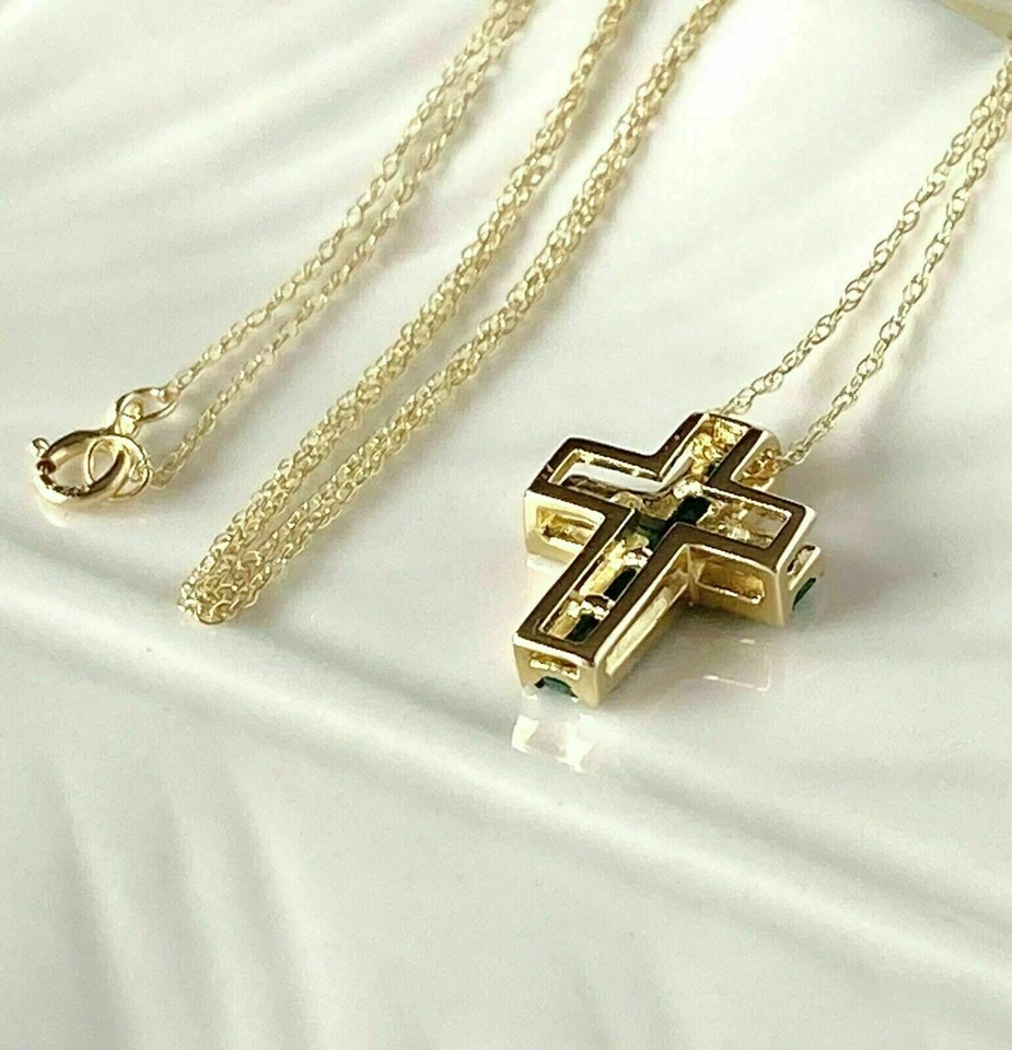Colgante Cruz Esmeralda Verde Creado en Laboratorio Corte Princesa 2 Ct Chapado en Oro Amarillo 14K Foto 3 de 4
