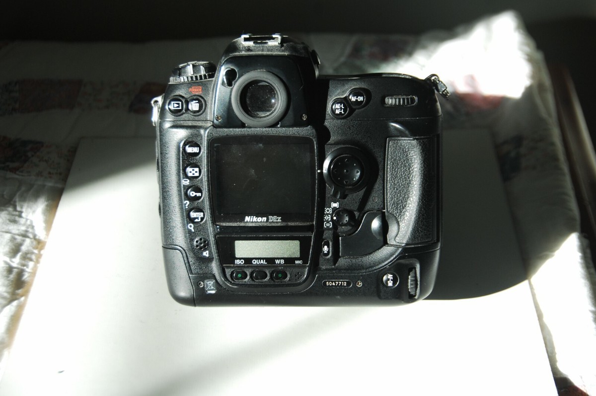 Nikon D2X, 146,302 shots, Tamron 18-200mm XR DiII AF lens, charger