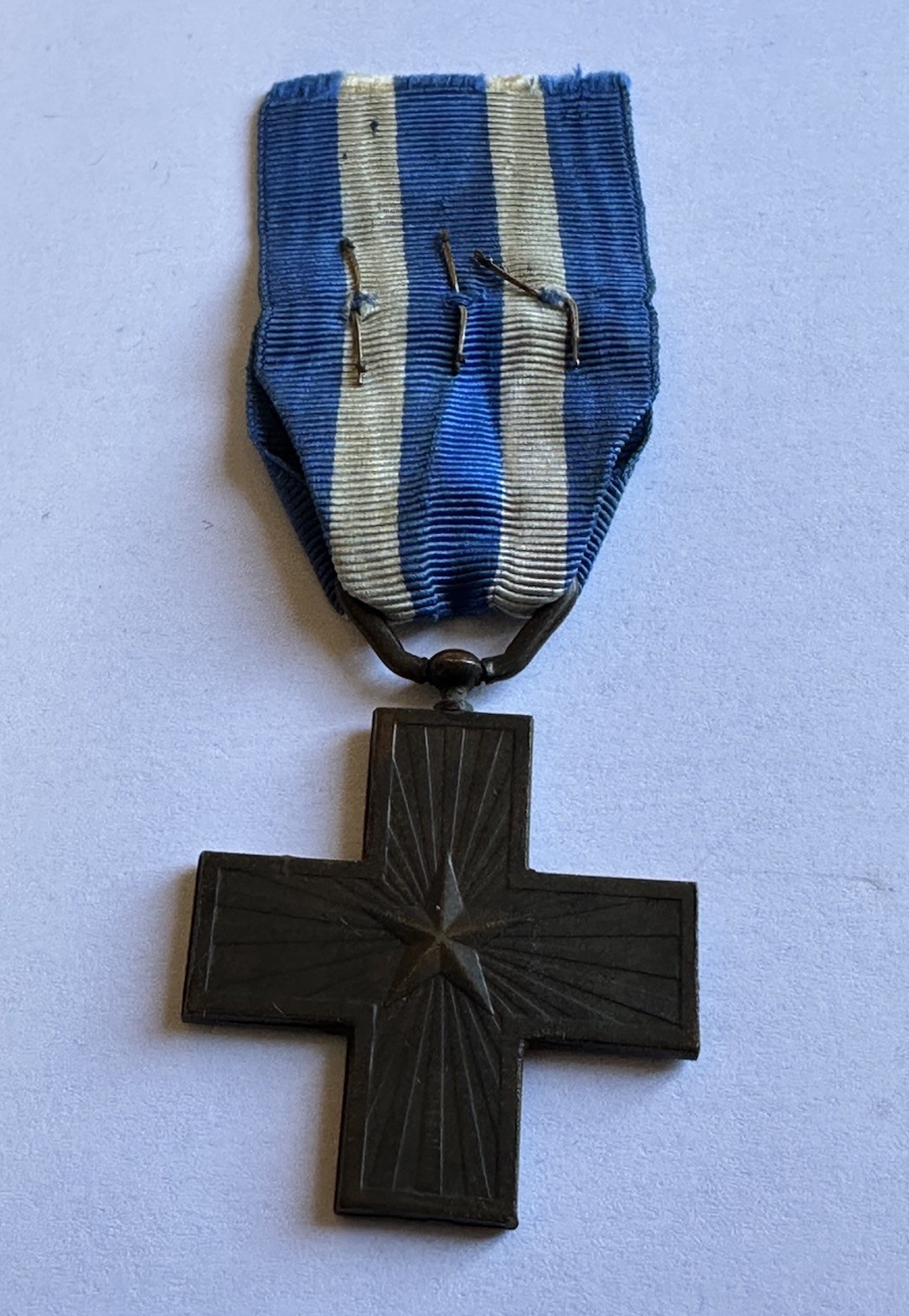 CROCE ITALIANA AL MERITO DI GUERRA V.E. III CON TRE CORONCINE REALI IN BRONZO