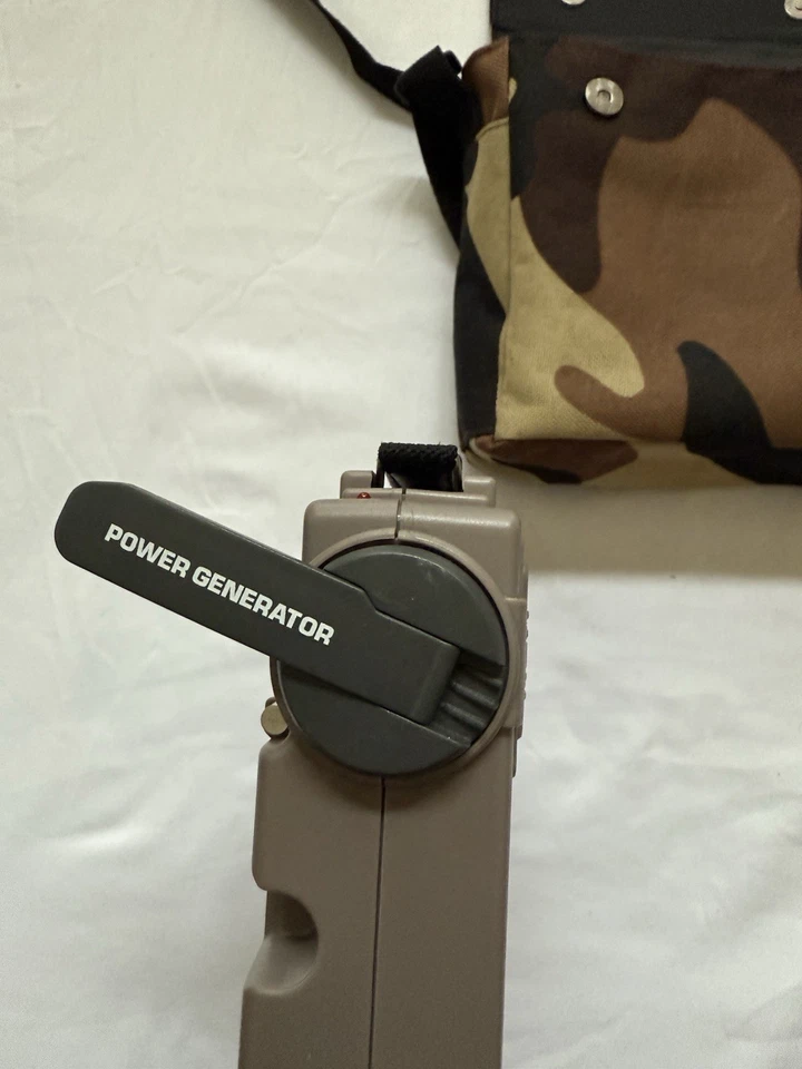 Radio de emergencia de manivela de onda corta GRUNDIG FR-200 AM/FM SW viene con bolsa Foto 3 de 4