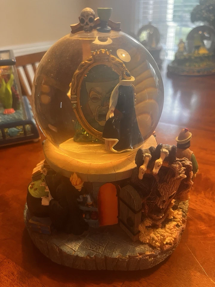 Disney Blancanieves Villano Globo de Nieve Reina Malvada Espejo Mágico Luces Sonidos Usado en Excelente Condición Foto 2 de 4