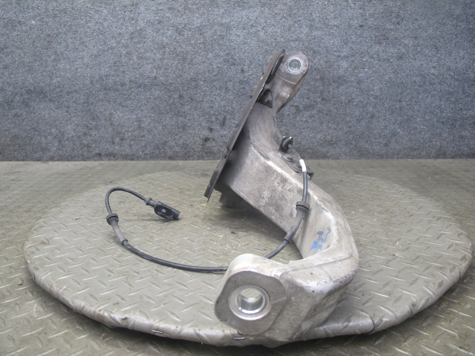 2017-2020 MASERATI LEVANTE M161 AWD FRONT RIGHT PASSENGER SIDE SPINDLE KNUCKLE
