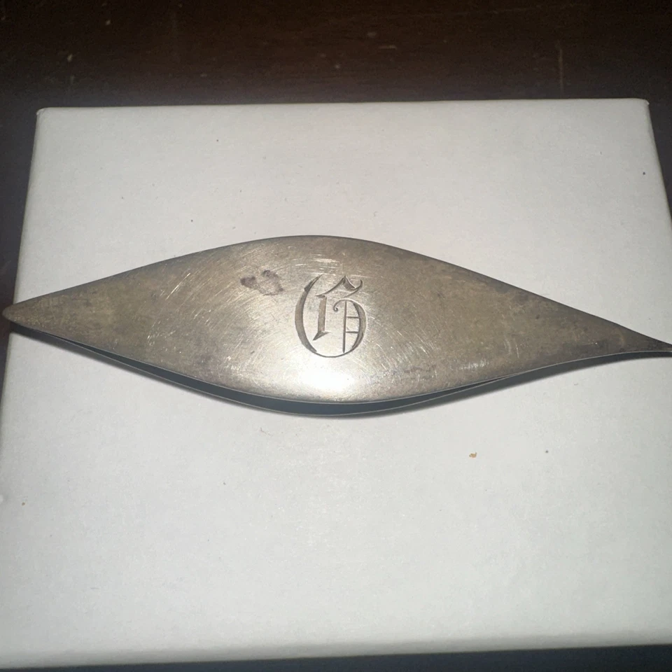 Lanzadera vintage con encaje de costura con monograma de ley Foto 2 de 4