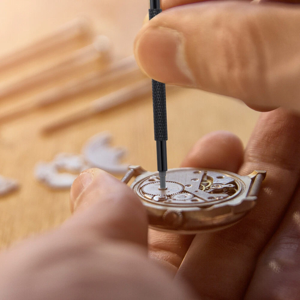 Watch 2025 hand pusher