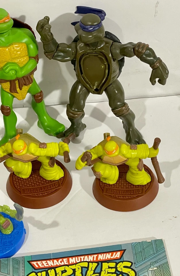 Lote surtido de figuras de acción de Tortugas Ninja adolescentes mutantes con paquete de juguete de libro Foto 4 de 4