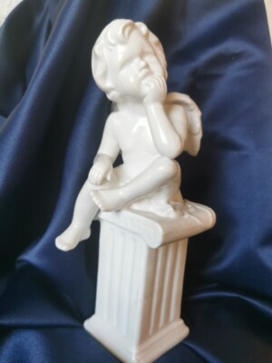 Engel auf Podest sitzend, CASABLANCA POP IT UP Weiß Porzellan 25 cm