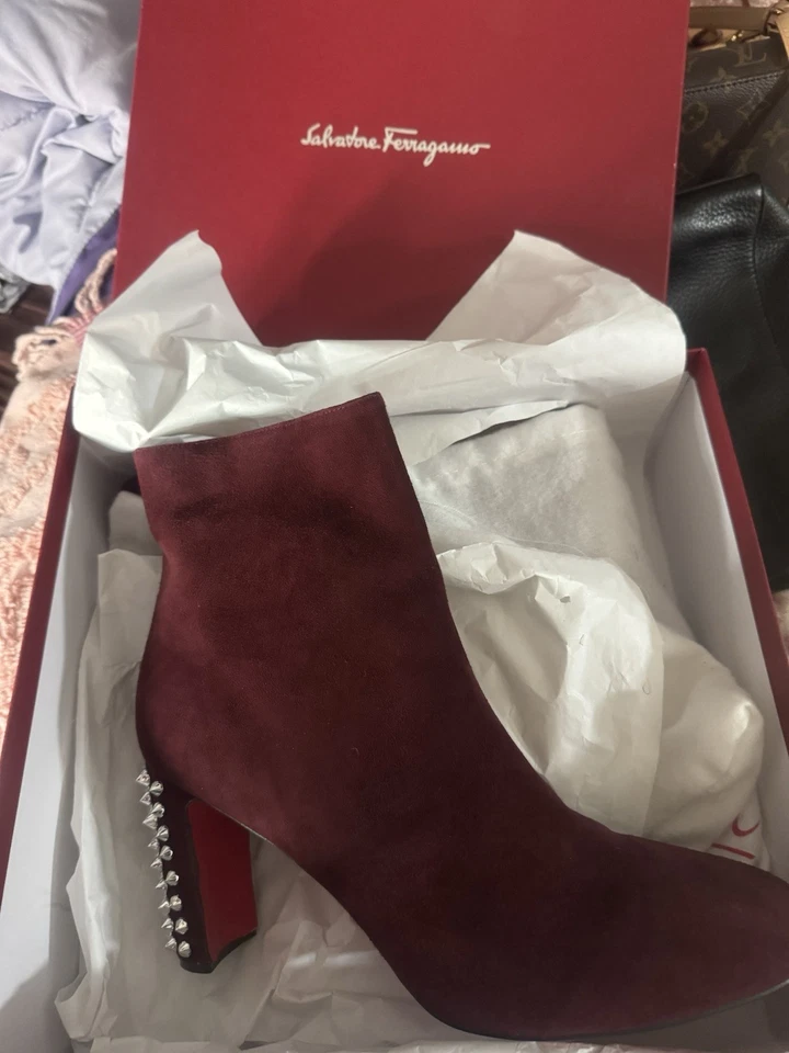 Botas de tornozelo Christian Louboutin ameixa borgonha Suzi folclórica camurça salto cravejado 42 - Imagem 3 de 4