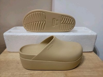 CROCS WOMEN'S DYLAN WHEAT MULE PLATFORM CLOGS SIZE: 7