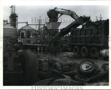 1995 Press Photo Tire Recycling - Tire shredding machine at St. Bernard Port