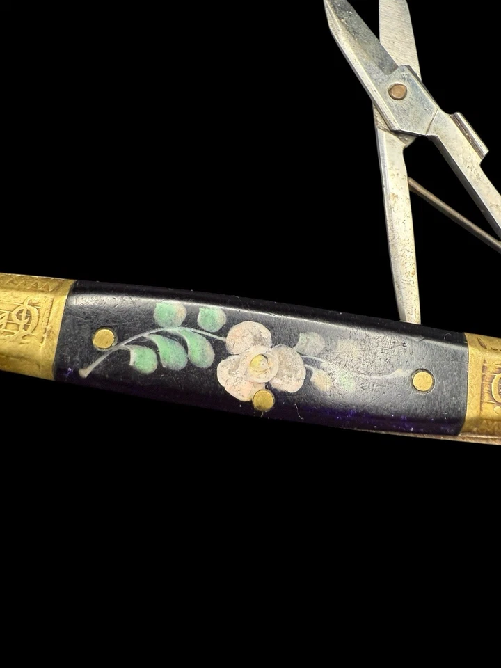 🔥 Navaja de Bolsillo Miniatura Vintage - Diseño de Notas Florales y Musicales Resina Rosa Foto 4 de 4