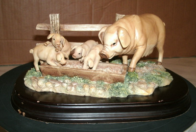 The Leonardo Collection Mummy Pig & Baby Piglets Feeding Figure / Ornament