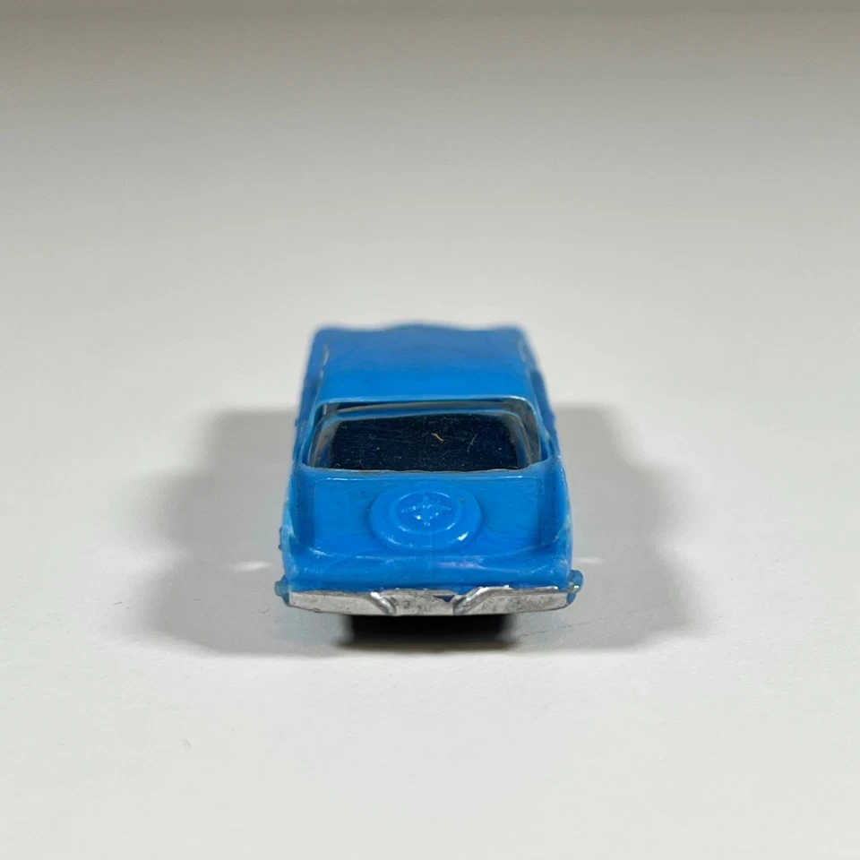 Coche de aleta de plástico azul Hong Kong vintage años 60 2,5 pulgadas Dimestore sedán de juguete Foto 3 de 4