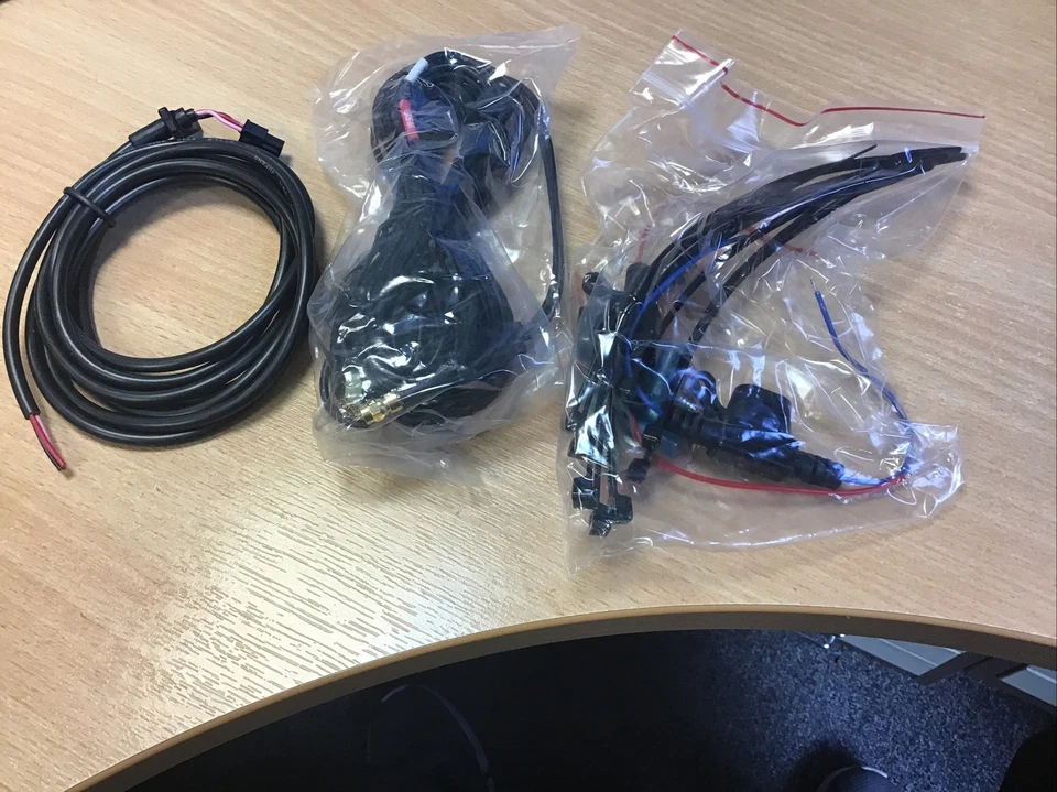 Navman Wireless Cal/Amp Vehicle Fleet Tracking System Qube 300 GPRS BNIB - Image 2 of 4