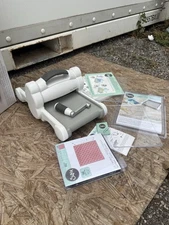 Sizzix Big Shot Die Cutting and Embossing Machine Excellent Condition Extras