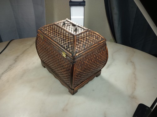 Vintage Large Woven Bamboo Oriental Style Storage Chest W/Metal Latch & Handles - Picture 4 of 16