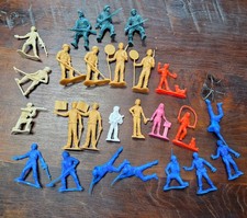 Toy Soldier Plastic Infantry Figures Lot Army Men Plus Other Plastic Figures