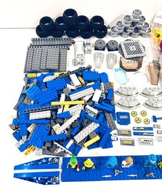 LEGO SET 7066 SPACE ALIEN CONQUEST EARTH DEFENSE HQ - 100% COMPLETE, GENTLY USED