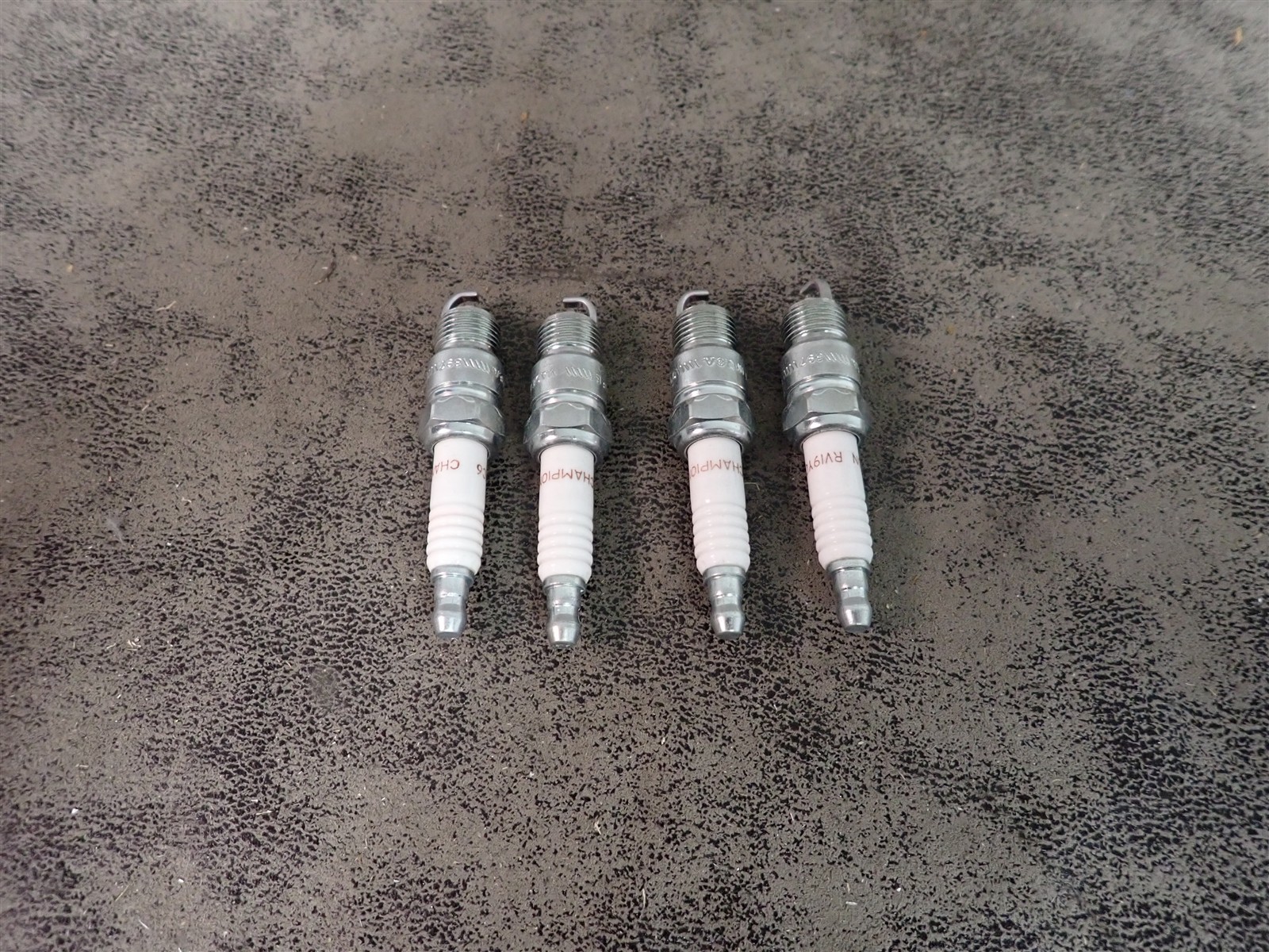 Set of 4 Champion 17 RV19YC6 Copper Plus Spark Plugs BN395
