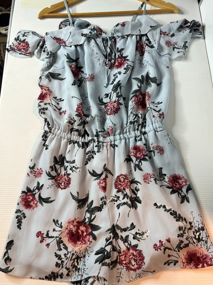 Charlotte Russe Flores Volantes Floral Hombro Frío Mameluco Mono Pantalones Cortos M Foto 2 de 4