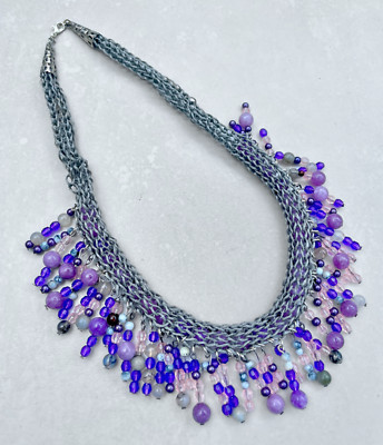 Handgefertigte graue Häkelkette 62 cm, lila Perlen & Charms, Boho Schmuck Geschenk