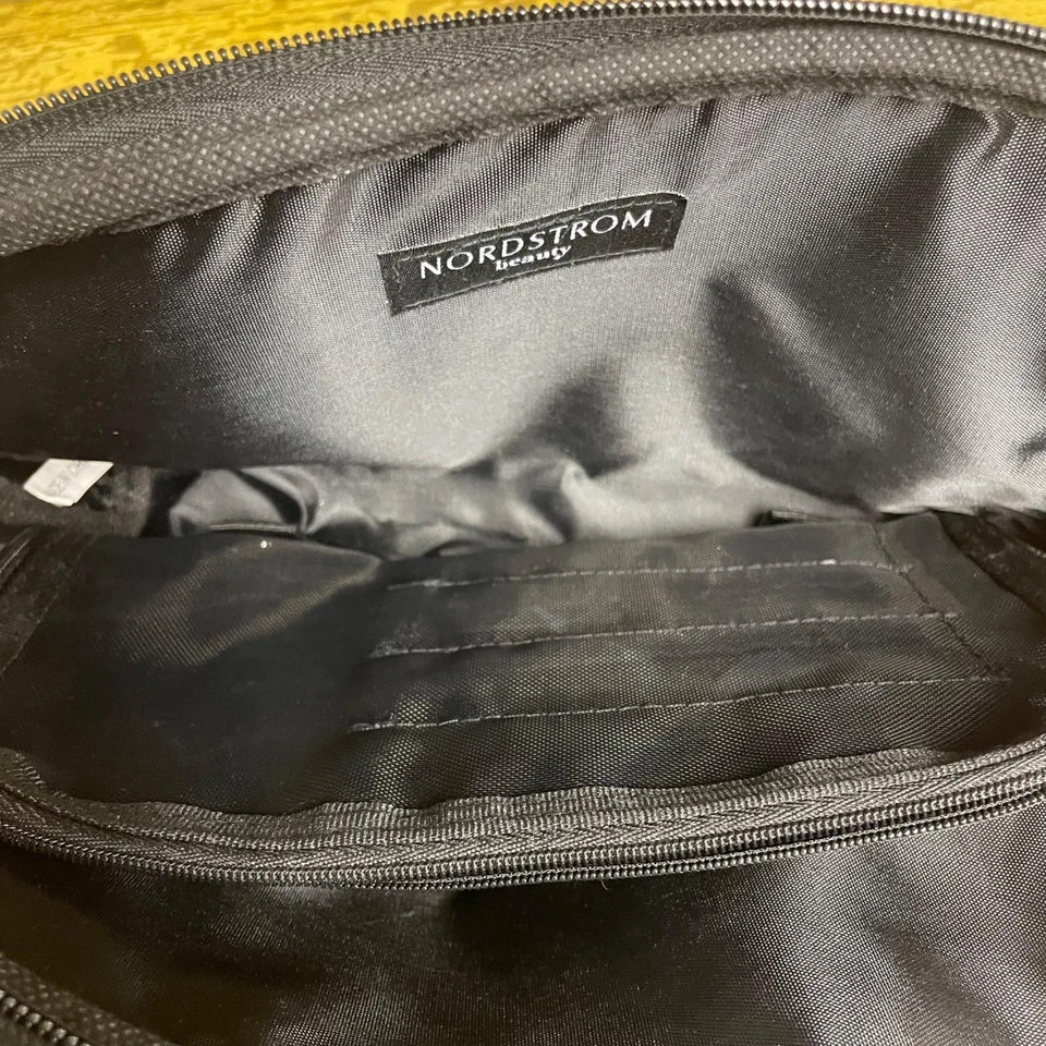 Bolsa de cosméticos Nordstrom Beauty con cierre de cremallera roja borgoña Foto 2 de 4