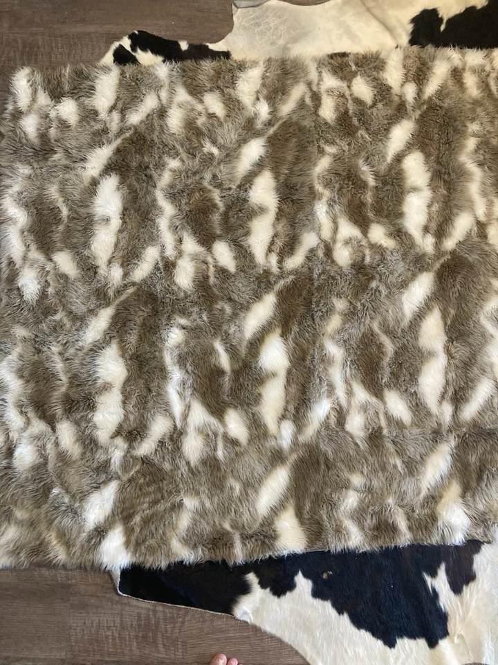 Dennis Basso Home Faux Fur Throw Blanket 60” by 50” Mint Cond- Used For Decor. - Image 3 of 4