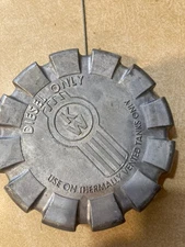 PACCAR NEW GENUINE K22-1029 KENWORTH LOGO NON-LOCKING 3.5"  FUEL CAP 