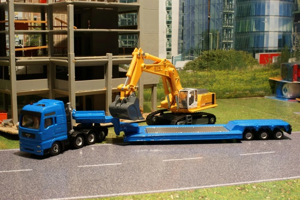 Siku 1847 - MAN Heavy Haulage Low Loader with Liebherr 974 Excavator H0 1:87 - Image 3 of 4