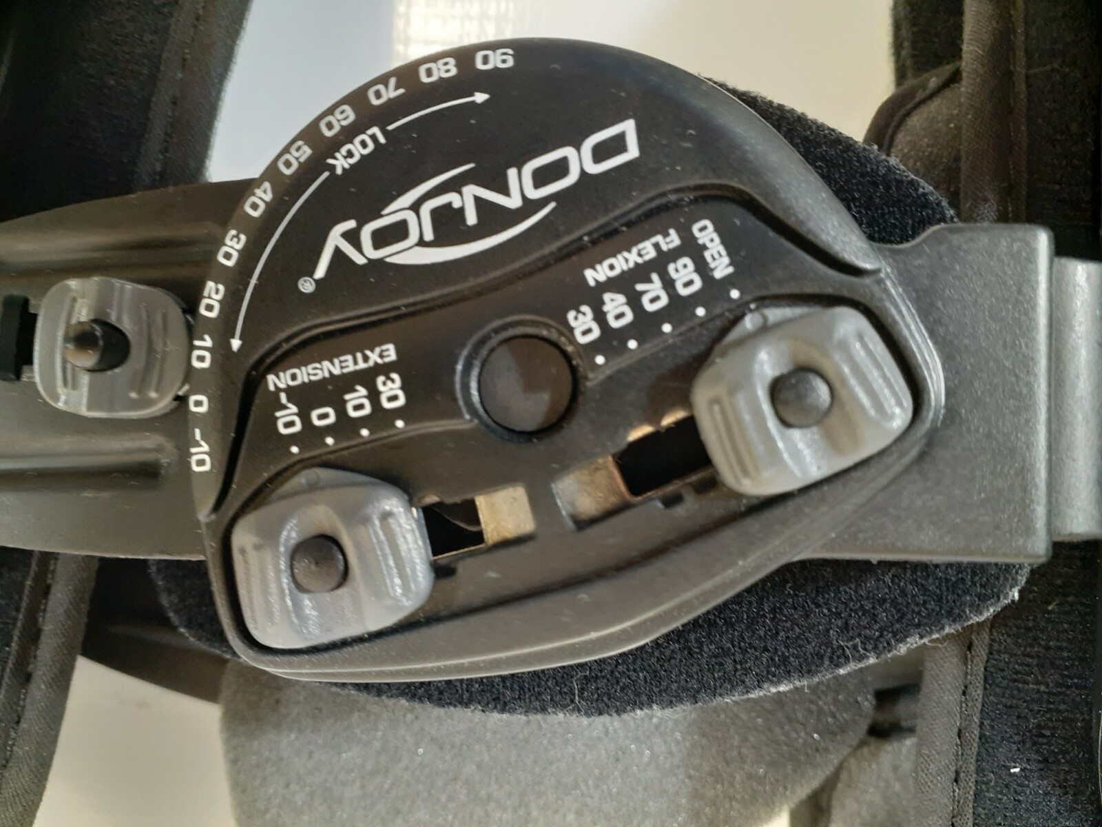 DONJOY TROM (TOTAL RANGE OF MOTION) KNEE BRACE. DUAL HINGE. ADJUSTABLE