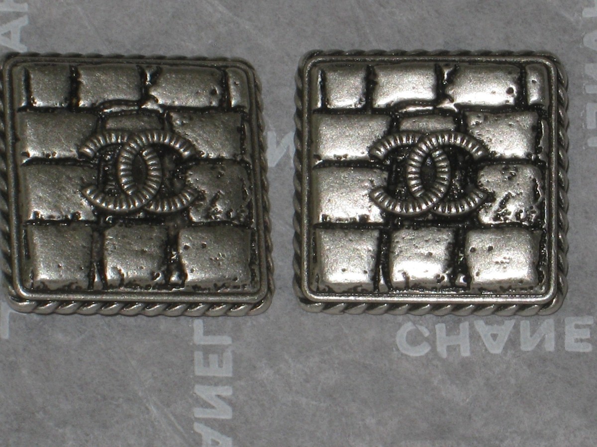 CHANEL 2 SILVER METAL CC LOGO BUTTON SQUARE 16 MM X 16MM NEW LOT