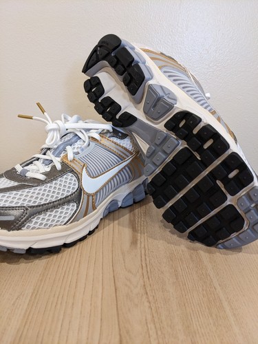 Nike Air Zoom Vomero 5 Metallic Pewter Gold Men's Size 10 HJ7247-099 - Picture 8 of 8