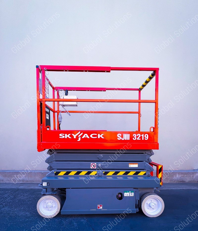 2021 SKYJACK SJIII 3219 ELECTRIC SCISSOR LIFT / 26 FT WORKING