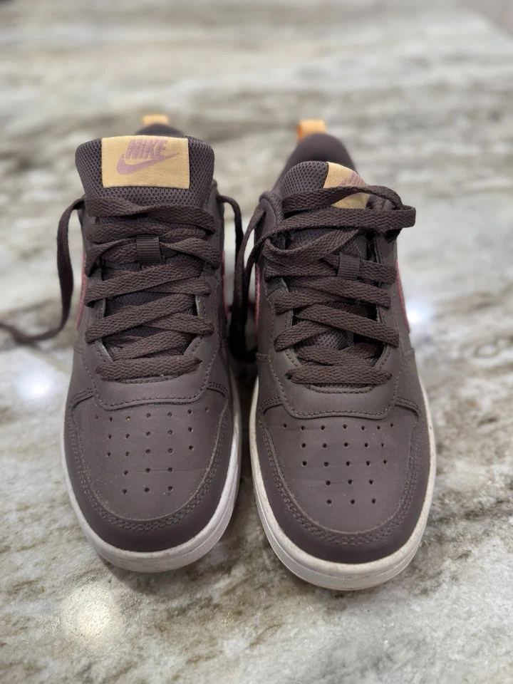 Nike Court Borough Low 2 Talla 4Y Mineral Violeta/Tinte Melón/Esmalte Rosa Foto 2 de 4