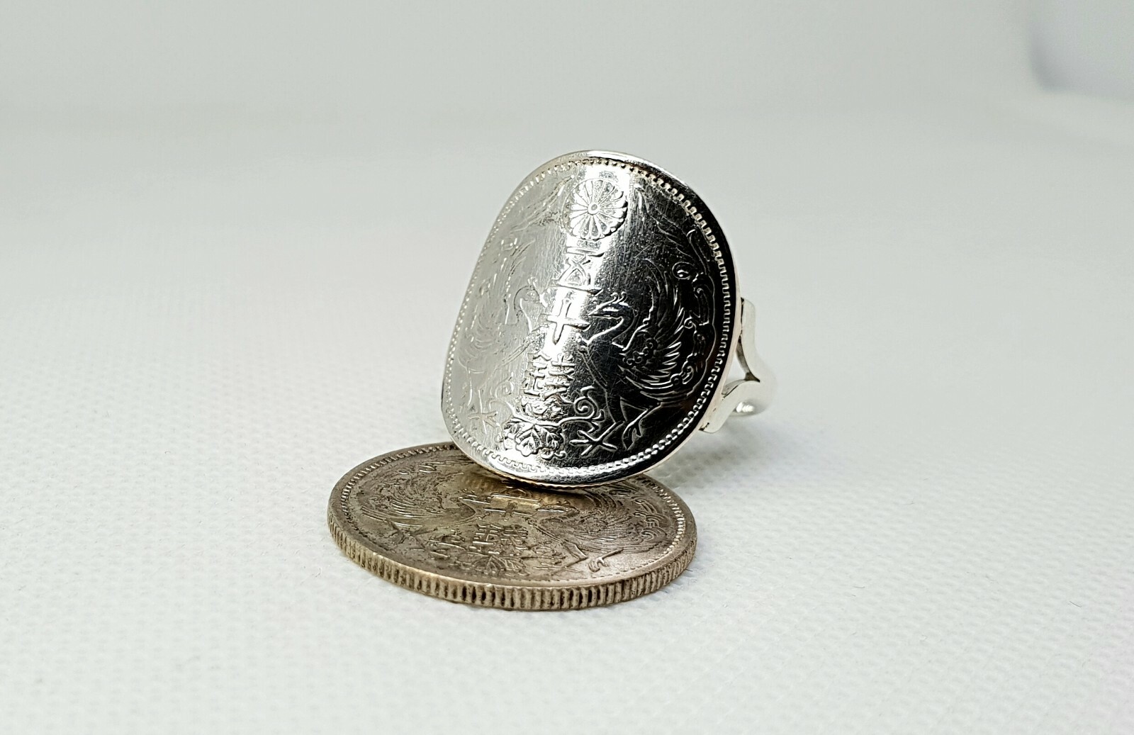 Bague pièce 50 Sen Japon en argent massif bombé, un bijou d'exception fait main
