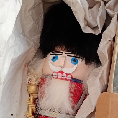 KWO Holz Weihnachten Nussknacker Garde Figur Kunstfellbesatz Mütze rot/blau