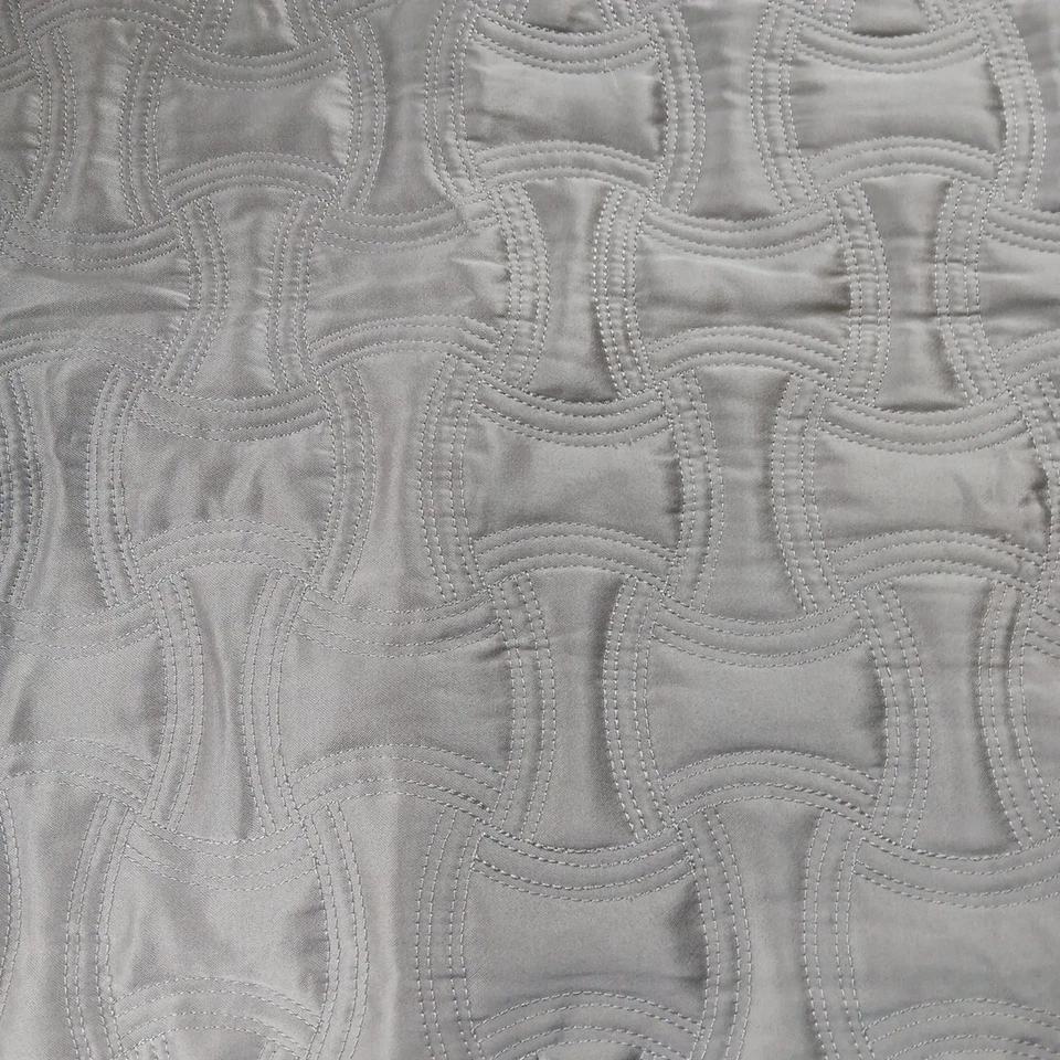 MACY'S ACOLCHADO (2) FUNDAS DE ALMOHADA CON CREMALLERA 18X26 Gris Plateado Satinado Acolchado LUJO Foto 4 de 4