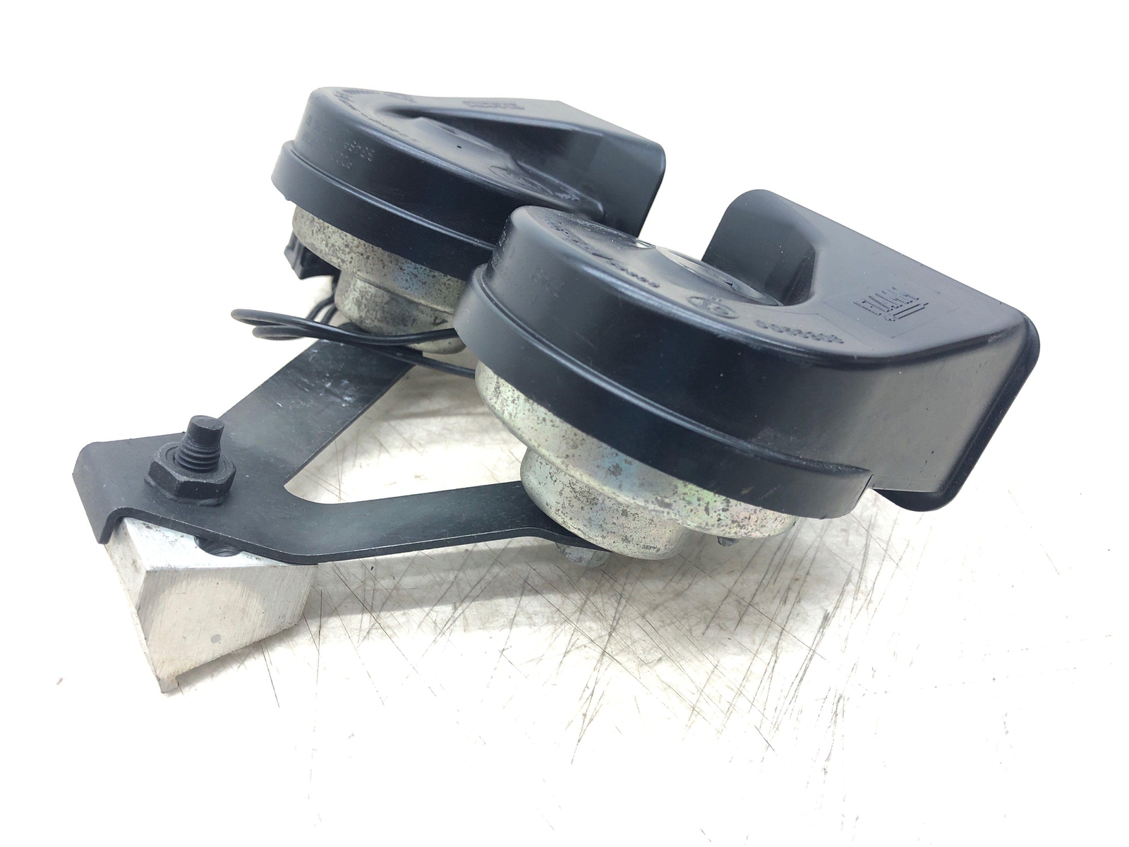 ASTON MARTIN RAPIDE HIGH & LOW NOTE TONE SIGNAL HORN SET W/BRACKET AD23-13A803BA
