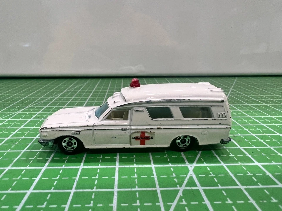 Ambulancia Toyota Tomica Tomy #40 1975 - escala 1:70 - hecha en Japón Foto 2 de 4