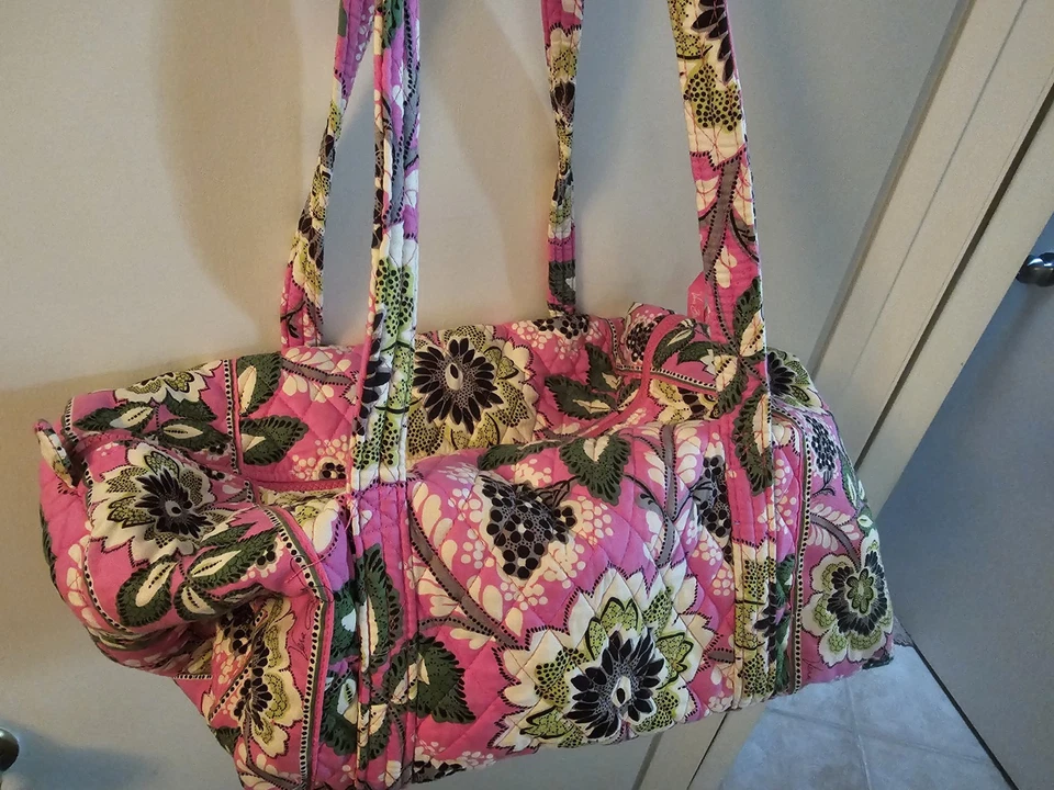 Bolso de Hombro Vera Bradley Priscilla Rosa Acolchado Cierre con Cremallera 15" X 9 1/2" Foto 2 de 4