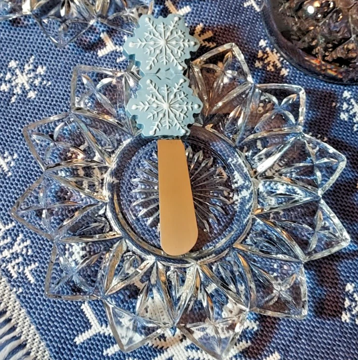 "Let it Snow" 2 Blue/White Snowflake Mats w/4 Petal Clear 6.5" Plates & More!! - Image 4 of 4