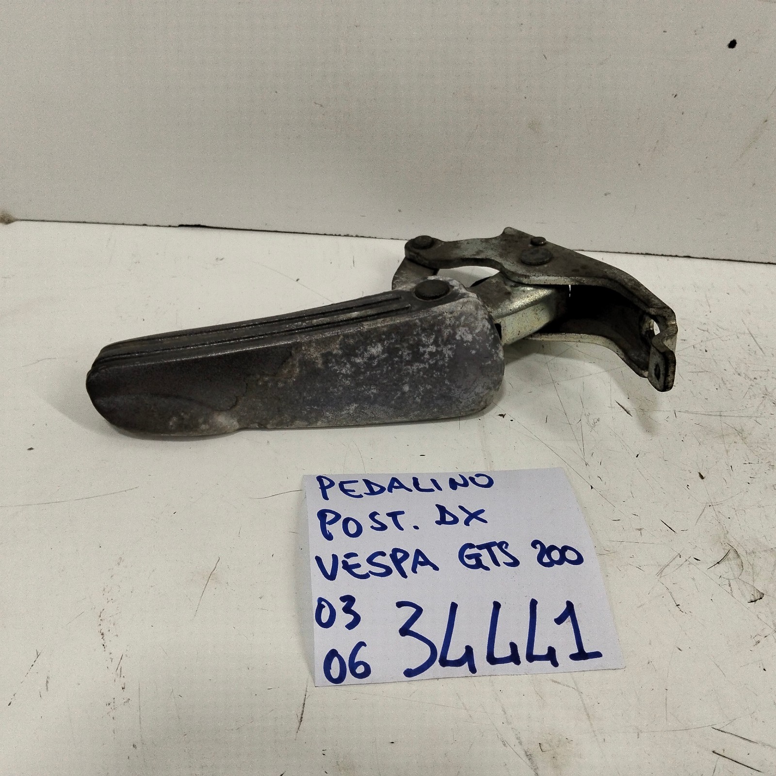 PEDALINO POSTERIORE DESTRO PIAGGIO VESPA GTS 200  2003 2004 2005 VEDI📷 GRAFFI