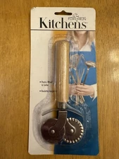 NEW Pastry Cutter Crimper Wheel Ravioli Pasta Edger Dough Sealer Wood Handle